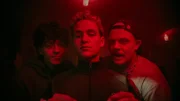 Carlo (Jeremias Meyer, l.), Aydin (David Ali Rashed, M.) und BlaBla (Sebastian Jakob Doppelbauer, r.) fälschen Schluckkarten – Aydin erweist sich als Meisterfälscher.