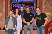Moderator Kai Pflaume (M.) und seine Rateteam-Kapitäne Bernhard Hoëcker (l.) und Elton (r.) begrüßen die Schauspielerin Natalia Wörner (2.v.l.) und den Schauspieler Henning Baum (2.v.r.).