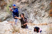 (v.li.): Eric Christian Olsen (Investigator Martin ‚Marty‘ Deeks), Daniela Ruah (Special Agent Kensi Blye), Natalia del Riego (Rosa).