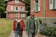 Luisa Hoffmann (Alina Fritsch) und Micha Oberländer (Matthias Koeberlin) fahren bei Lambecks vorbei. Luisa Hoffmann (Alina Fritsch) und Micha Oberländer (Matthias Koeberlin) fahren bei Lambecks vorbei.