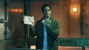 In dem ehemaligen Bestattungsunternehmen findet Det. Don Flack (Eddie Cahill) den Ausweis der ermordeten Frau.