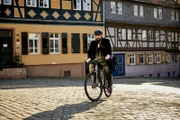 Rechtsanwalt Benni Hornberg (Antoine Monot, Jr.) auf dem Weg zur Zeugenbefragung von Hademar Steiner (August Zirner).