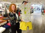 Annelie sucht das passende Outfit im Tropical Look.