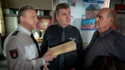 Haller (Hannes Hellmann, l.) und Hans (Bruno F. Apitz, M.) bedanken sich bei Willi Schipper (Wolfgang Finck, r.), dessen Tipp dazu beigetragen hat, einen Verdächtigen zu finden.
