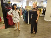 Kandidatin Sabine (r.) und Shoppingbegleitung Anja