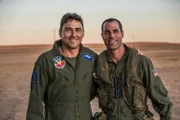 CAPE TOWN, SÜDAFRIKA- Von links nach rechts (Schauspieler) Dale Zelko mit (Stuntman).