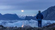 Mikey Schaefer schaut sich den Mond an.