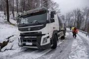 Ein Müllwagen fuhr auf einer schmalen Straße einen Hügel hinauf, als er die Bodenhaftung verlor und in einen Graben rutschte. (National Geographic)