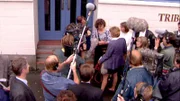 Menschenmenge - Krippenbetreuerinnen vor dem Gericht 1993