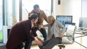 Witwe Dörte Müller-Hansen (Anne Moll, r.) verkraftet die schlechte Nachricht der Kommissare Karoline Joost (Nike Fuhrmann, l.) und Lars Pöhlmann (Dominic Boeer, M.) kaum.