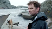Der ehemalige Ermittler Kvammen (Morten Svartveit) bekommt Besuch.