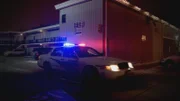 Polizeiauto in der Nacht.