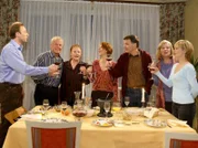Martin Stein wird ein voller Erfolg - bis Kathrin, die sich von Roland nicht ernst genommen fühlt, gekränkt die Gesellschaft verlässt. v.l.: Dr. Martin Stein (Bernhard Bettermann); Otto Stein (Rolf Becker); Charlotte Gauss (Ursula Karusseit); Pia Heilmann (Hendrikje Fitz); Dr. Roland Heilmann (Thomas Rühmann); Eva Globisch (Heidemarie Wenzel); Dr. Kathrin Globisch (Andrea Kathrin Loewig)