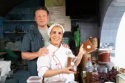 Jamie Oliver (l.)