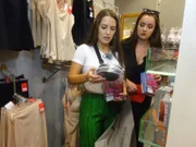 Kandidatin Maya (l.) und Shoppingbegleitung Chiara +++ Die Verwendung des sendungsbezogenen Materials ist nur mit dem Hinweis und Verlinkung auf RTL+ gestattet.