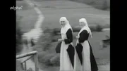 Zwei fröhliche Nonnen, gefilmt im Vorbeifahren bei der Expedition nach Bayern.