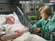 15 Uhr. Bei einer Nach-Operation kann die Ursache für Horst Grabowskis (Peter Sodann) Sprachstörungen, an denen Dr. Stein keine Schuld trägt, beseitigt werden. Als er aufwacht, ist er Dr. Stein dankbar, dass er sich nicht an seine Anweisungen gehalten hat und versöhnt sich mit Inge (Karin Schröder).