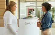 Seit Wochen hat Schwester Miriam (Christina Petersen, li.) auf den Anruf von Rieke Machold (Liza Tzschirner, re.) gewartet, als diese plötzlich vor ihr steht. Erneut geht es Riekes Großmutter nicht so gut und sie soll in der Sachsenklinik untersucht werden.