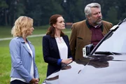Pathologin Mai (Sina Wilke, M.) erläutert den Kommissaren Winter (Vanessa Eckart, l.) und Stadler (Dieter Fischer, r.) den möglichen Unfallhergang.