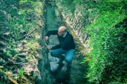 Steve Weingarth beim Check eines Bachverlaufs in Kufstein. Sein Start-Up-Unternehmen montiert KI-gestützte Sensoren zur Hochwasser-Prävention.