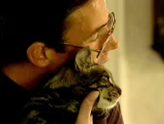 Peter mit der Katze, die er aus dem Gefängnis mit nach Hause gebracht hat