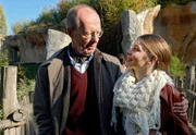 Dr. Matthias Lentz (Hans Peter Korff) und seine Enkelin Rebecca (Elisabeth Böhm) gönnen sich einen schönen Tag im Leipziger Zoo.