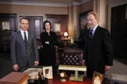 Als sich der gewiefte Anwalt Ray Backlund (Timonthy Busfied, re.) einschaltet, wird den Staatsanwälten Cutter (Linus Roache) und Rubirosa (Alana De La Garza) klar, dass der Fall komplizierter wird als erwartet.