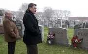 Denken am Familiengrab an ihre verstorbenen Verwandten: Henry (Len Cariou, l.) und Frank Reagan (Tom Selleck, r.) ...