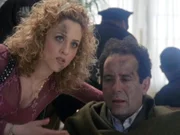 In letzter Sekunde konnte Monk (Tony Shalhoub) einen weiteren Briefbombenanschlag vereiteln. Doch ganz ohne Blessuren kommen er und Sharona (Bitty Shram) nicht davon.