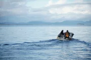 PORT PROTECTION, ALASKA- Sam Carlson und sein Sohn Matt fahren mit dem Boot zu ihrem Jagdgebiet.