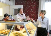 ARD STURM DER LIEBE FOLGE 1281, am Donnerstag (14.04.11) um 15:10 Uhr im ERSTEN. Curd (Holger Gotha, M.) ist auf der Hut, da Nils (Florian Stadler, l.) und Lena (Johanna Bönninghaus, r.) das Bistro mit einer versteckten Kamera überwachen wollen.