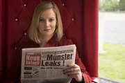 Whistleblowerin Laura (Teresa Weißbach) will dem Finanzamt eine Steuer-CD zuspielen. Doch noch bevor sie mit einer Stichprobe die Echtheit der Daten belegen kann, hat die Presse von der Sache Wind bekommen.