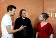 ARD STURM DER LIEBE FOLGE 1280, am Mittwoch um 15:10 Uhr im ERSTEN. Als Lena (Johanna Bönninghaus, r.) Nils (Florian Stadler, l.) um Selbstverteidigungsstunden bittet, registriert Curd (Holger Gotha, M.) genüsslich, dass seine Maßnahmen Früchte tragen.