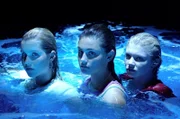 V.l.n.r.: Emma (Claire Holt), Cleo (Phoebe Tonkin) und Ricky (Cariba Heine) sind Meerjungfrauen und haben magische Kräfte.