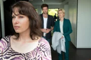 Jazz-Ikone und nun trauernde Hinterbliebene – die Sängerin Cherry Weinland (Sandrine Mittelstädt, l.) hat ihren Lebensgefährten tot in der Sauna aufgefunden und steht unter Schock. Die Kriminalhauptkommissare Martina Seiffert (Astrid M. Fünderich, r.) und Jo Stoll (Peter Ketnath) sind bereits am Tatort und suchen nach möglichen Hinweisen. Wer hatte einen Grund, den Musikmanager zu ermorden?