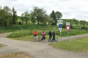 Auf dem Rad durch die Schwalm: Familie Betschel auf dem Rotkäppchenradweg.