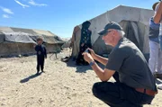 Mit der NGO “Friedensdorf International” untersucht Michael Wilk Kinder, die Verbrennungen erlitten haben, um sie in Deutschland operieren zu lassen. Dafür besucht der deutsche Arzt auch die Flüchtlingscamps.