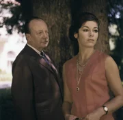 Kommissar Keller (Erik Ode) trifft Fräulein Krems (Marianne Koch) im Park an. Er muss ihr einige unbequeme Fragen stellen.