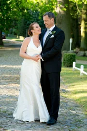 Traum-Hochzeit: Verliebt strahlt Carla (Maria Fuchs, l.) ihren frisch angetrauten Ehemann Torben (Joachim Kretzer, r.) an.