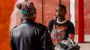 Lotta (Vanessa Yeboah, re.) trifft wieder auf Kojo (Thapelo Mashiane).