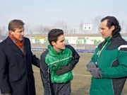 Der junge Fußballspieler Ingmar Streibel (Maximilian Befort, mi.) bekommt beim Training Herzbeschwerden. Sein Vater Falko (Lutz Blochberger, li.) sucht die Schuld bei Ingmars Trainer Bernd Hüsche (Silvan-Pierre Leirich, re.)