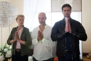 Ommm: Kristina Katzer (Isabell Gerschke, l.) und Lukas Hundt (Oliver Franck, r.) ermitteln im Yogastudio von Rainer "Ravi" Schaffrath (Simon Licht, M.).