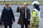 Leonie Winkler (Cornelia Gröschel) und Peter Schnabel (Martin Brambach) koordinieren die Einsatzkräfte am Einsatzort. Schnabel beschreibt der Feuerwehr die Lage.