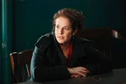 Der Schüler einer Highschool wurde verbrannt und seine Mörder sind offensichtlich unter den Schülern einer anderen Lehranstalt zu suchen. Doch die dortige Schulleiterin Miss Woodside (Debra Winger) gibt allen in Frage kommenden Verdächtigen ein Alibi...