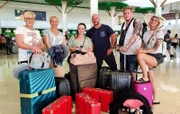 Drei Paare, drei unterschiedliche Reisebudgets, ein gemeinsamer Ferienort. Für (v.l.) Tina (56) und Anja (52), Crystal (41) und Markus (49), Moritz (28) und Michelle (25) steht das nächste Abenteuer bevor. Die bisher weiteste Reise führt sie nach Punta Cana, Dominikanische Republik. Dort warten wieder drei rote Koffer auf die Urlauber. Wer logiert im Luxustempel, wer geht ins Standardhotel und welche Paarung zieht in die Low Budget Herberge? +++ Die Verwendung des sendungsbezogenen Materials ist nur mit dem Hinweis und Verlinkung auf TVNOW gestattet. +++