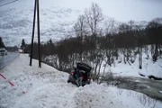 Ein Auto wird am Ufer eines Flusses angehalten, nachdem es von der Straße abgekommen ist. (National Geographic)