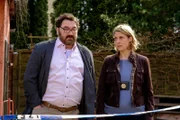 Elmar Fiedler (Heiko Pinkowski, l.) ist geschockt. Seine Frau wurde in der gemeinsamen Gesundheitspraxis tot aufgefunden. Tamara Meurer (Anja Pahl, r.) befragt ihn behutsam.