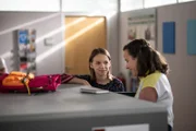 Jona (Helen Möller, li.) sucht Rat bei Rike (Madeleine Haas, re.)