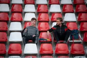 Sportkoordinator Hauser (Frederic Heidorn, re.) führt ein ernstes Gespräch mit Staffel-Captain Till (Jonas Kaufmann, li.).