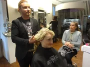 Kandidatin Laura (l.) mit Shoppingbegleitung Luisa beim Friseur